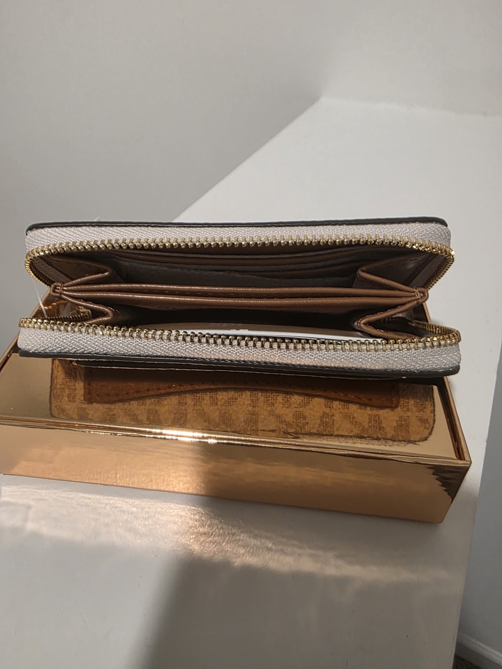 Michael Kors Beige/White Signature Zip Wallet with Gold Hardware - Picture 4 of 9